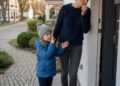 Die Tür, die einen Spalt offenstand