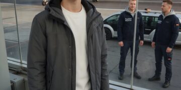 MEINE MUTTER FLOG IN DEN URLAUB UND LIESS MICH ZURÜCK… ALS SIE WIEDERKAM, WAR ICH WEG