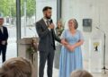 Was der Bräutigam in der letzten Bank sah und wie eine Lüge eine Hochzeit zerstörte