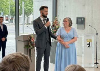 Was der Bräutigam in der letzten Bank sah und wie eine Lüge eine Hochzeit zerstörte