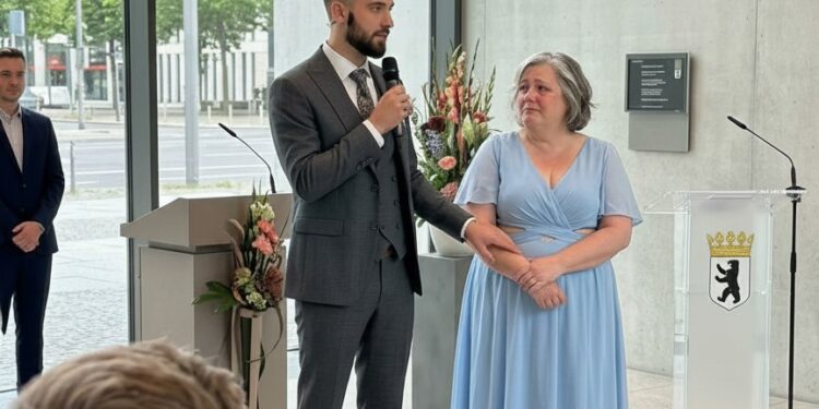 Was der Bräutigam in der letzten Bank sah und wie eine Lüge eine Hochzeit zerstörte