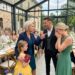 Schatten der Vergangenheit: Was passierte, als ein kleines Mädchen auf einer Hochzeit das Gesicht von ihrem Babyfoto wiedersah
