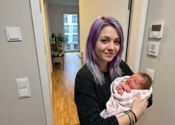 Das Schweigen, das ich Liebe nannte: Wie das Auftauchen meiner Tochter mit einem Neugeborenen das Lügengebäude meines Mannes zerstörte