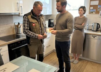 Mein Vater bat mich zitternd um 1.000 € – Das Geheimnis in seinem verschlossenen Krankenhaus-Umschlag veränderte mein ganzes Leben