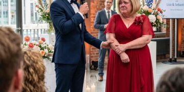 Die unerwünschte Mutter am Altar: Wie eine jahrzehntealte Tat die Wahrheit auf einer Hochzeit enthüllte