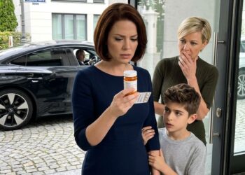 Mein siebenjähriger Sohn hatte noch nie ein einziges Wort gesprochen – bis er plötzlich auf die Kapseln meines Mannes zeigte und flüsterte: „Mama, nimm sie nicht… Papa sagt, du sollst danach für immer einschlafen“