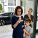 Mein siebenjähriger Sohn hatte noch nie ein einziges Wort gesprochen – bis er plötzlich auf die Kapseln meines Mannes zeigte und flüsterte: „Mama, nimm sie nicht… Papa sagt, du sollst danach für immer einschlafen“