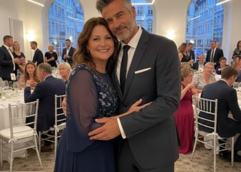 MEIN EX-MANN LUD MICH ZU SEINER HOCHZEIT EIN, UM MICH DEMÜTIGEN ZU SEHEN – ABER ALS ICH MIT SEINEM RIVALEN ERSCHIEN, ZERBRACH SEIN PERFEKTER TAG VOR DEN AUGEN ALLER GÄSTE