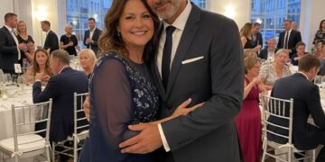 MEIN EX-MANN LUD MICH ZU SEINER HOCHZEIT EIN, UM MICH DEMÜTIGEN ZU SEHEN – ABER ALS ICH MIT SEINEM RIVALEN ERSCHIEN, ZERBRACH SEIN PERFEKTER TAG VOR DEN AUGEN ALLER GÄSTE