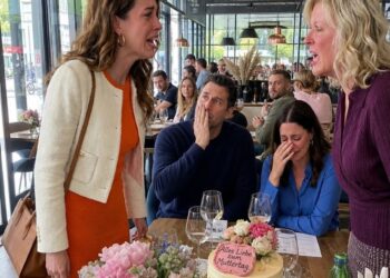 Am Muttertag sagte meine Mutter: „Ich wünschte, du wärst nie meine Tochter gewesen“ – also strich ich sie aus meinem Leben und stoppte jede Zahlung. Am nächsten Morgen klingelte mein Handy ununterbrochen, denn plötzlich drohte sie ihr Haus zu verlieren.
