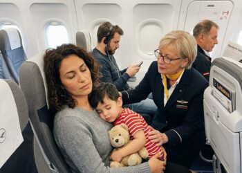 Der unvergessliche Nachtflug von Sitz 8A: Wie eine ehemalige Kampfpilotinnen-Mutter über dem Atlantik das Schicksal von dreihundert Passagieren veränderte