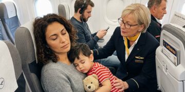 Der unvergessliche Nachtflug von Sitz 8A: Wie eine ehemalige Kampfpilotinnen-Mutter über dem Atlantik das Schicksal von dreihundert Passagieren veränderte