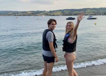 Der höfliche Junge aus unserem Urlaub bot meiner Tochter eine Fahrt auf dem Bananenboot an — Doch als sie nach einer Stunde immer noch nicht zurück waren, lag das Schicksal unseres Mädchens längst in den Händen eines fremden Teenagers