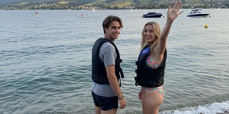 Der höfliche Junge aus unserem Urlaub bot meiner Tochter eine Fahrt auf dem Bananenboot an — Doch als sie nach einer Stunde immer noch nicht zurück waren, lag das Schicksal unseres Mädchens längst in den Händen eines fremden Teenagers