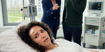 „Du hast es verdient“: Mein Mann ließ mich nach dem Angriff seiner Mutter im Krankenhaus zurück – doch als sie nach Hause kamen, war die Wohnung leer und mein Anwalt wartete schon