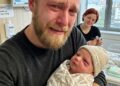 MEIN MANN SAH UNSERE NEUGEBORENE TOCHTER AN – DOCH ALS ER DAS KLEINE MAL HINTER IHREM OHR ENTDECKTE, LIESS ER DIE BLUMEN FALLEN UND FLÜSTERTE: „WARUM HAST DU MIR DAS NIE ERZÄHLT?“ DANN KAM EIN FAMILIENGEHEIMNIS ANS LICHT, DAS ER VIER JAHRE LANG VOR MIR VERBORGEN HATTE.