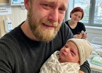 MEIN MANN SAH UNSERE NEUGEBORENE TOCHTER AN – DOCH ALS ER DAS KLEINE MAL HINTER IHREM OHR ENTDECKTE, LIESS ER DIE BLUMEN FALLEN UND FLÜSTERTE: „WARUM HAST DU MIR DAS NIE ERZÄHLT?“ DANN KAM EIN FAMILIENGEHEIMNIS ANS LICHT, DAS ER VIER JAHRE LANG VOR MIR VERBORGEN HATTE.
