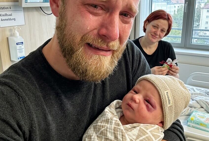 MEIN MANN SAH UNSERE NEUGEBORENE TOCHTER AN – DOCH ALS ER DAS KLEINE MAL HINTER IHREM OHR ENTDECKTE, LIESS ER DIE BLUMEN FALLEN UND FLÜSTERTE: „WARUM HAST DU MIR DAS NIE ERZÄHLT?“ DANN KAM EIN FAMILIENGEHEIMNIS ANS LICHT, DAS ER VIER JAHRE LANG VOR MIR VERBORGEN HATTE.