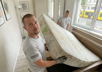 MEINE ELTERN VERSTECKTEN 31 JAHRE LANG EIN GEHEIMNIS UNTER IHRER MATRATZE – ALS DIE MÖBELPACKER SIE ANHOBEN, BRACH MEINE MUTTER IN PANIK AUS