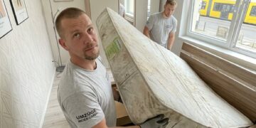 MEINE ELTERN VERSTECKTEN 31 JAHRE LANG EIN GEHEIMNIS UNTER IHRER MATRATZE – ALS DIE MÖBELPACKER SIE ANHOBEN, BRACH MEINE MUTTER IN PANIK AUS