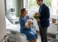MEIN MANN BESUCHTE JEDEN TAG HEIMLICH DIE GEBURTSSTATION – ICH DACHTE, ER HÄTTE EINE AFFÄRE. DOCH ALS ICH DAS ZIMMER BETRAT UND SAH, WER DAS BABY IM ARM HIELT, BLIEB MIR DER ATEM WEG…