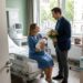 MEIN MANN BESUCHTE JEDEN TAG HEIMLICH DIE GEBURTSSTATION – ICH DACHTE, ER HÄTTE EINE AFFÄRE. DOCH ALS ICH DAS ZIMMER BETRAT UND SAH, WER DAS BABY IM ARM HIELT, BLIEB MIR DER ATEM WEG…