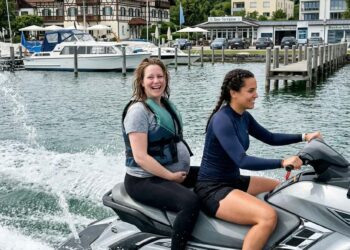 Im neunten Monat schwanger fesselte mich die Geliebte meines Mannes an einen Jet-Ski – während er vom Ufer aus zusah