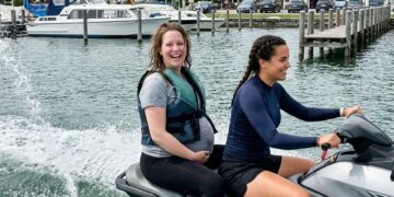 Im neunten Monat schwanger fesselte mich die Geliebte meines Mannes an einen Jet-Ski – während er vom Ufer aus zusah