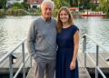 MEIN CHEF FEUERTE MICH VOR ALLEN – ZWEI STUNDEN SPÄTER BESTELLTE ER MICH HEIMLICH AN DEN SEE, UND AM NÄCHSTEN MORGEN HING UNSER FOTO AN SEINER BÜROTÜR…