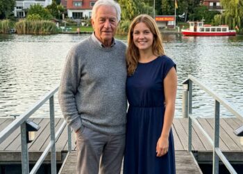 MEIN CHEF FEUERTE MICH VOR ALLEN – ZWEI STUNDEN SPÄTER BESTELLTE ER MICH HEIMLICH AN DEN SEE, UND AM NÄCHSTEN MORGEN HING UNSER FOTO AN SEINER BÜROTÜR…
