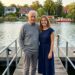 MEIN CHEF FEUERTE MICH VOR ALLEN – ZWEI STUNDEN SPÄTER BESTELLTE ER MICH HEIMLICH AN DEN SEE, UND AM NÄCHSTEN MORGEN HING UNSER FOTO AN SEINER BÜROTÜR…