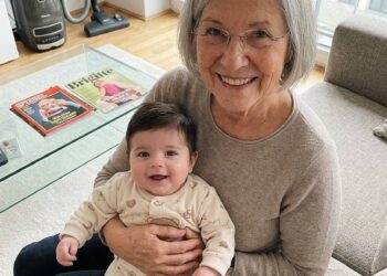 MIT 79 JAHREN BEKAM ICH EIN BABY – MEINE KINDER ZOGEN GEGEN MICH VOR GERICHT, DOCH ALS DER RICHTER FRAGTE, WER DER VATER SEI, KAM NACH 46 JAHREN DIE WAHRHEIT ANS LICHT…