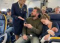 Ein Fremder bat mich im Flugzeug, auf seiner Schulter zu schlafen – doch dann erfuhr ich, wer er wirklich war