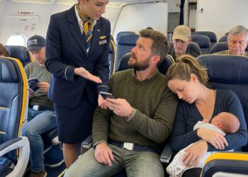 Ein Fremder bat mich im Flugzeug, auf seiner Schulter zu schlafen – doch dann erfuhr ich, wer er wirklich war