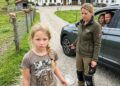 Mit 13 Jahren ließ mich meine Mutter mit einem Müllsack auf der Farm meiner Tante zurück – 18 Jahre später wollte mein Vater genau diese Farm meiner Schwester schenken, doch als er den Namen der Eigentümerin sah, verstummte er.