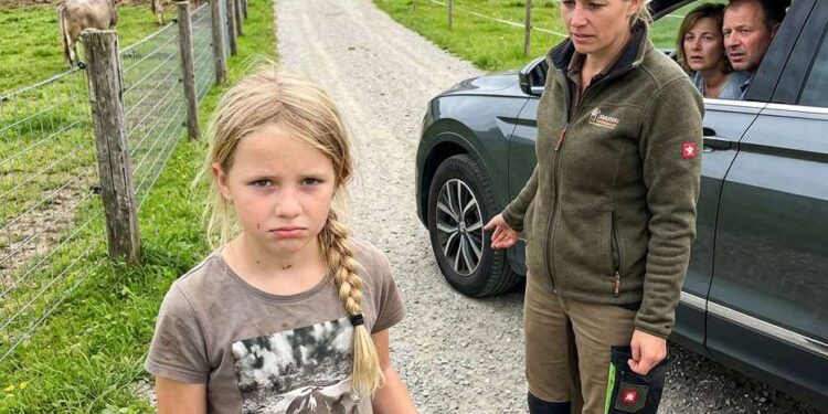 Mit 13 Jahren ließ mich meine Mutter mit einem Müllsack auf der Farm meiner Tante zurück – 18 Jahre später wollte mein Vater genau diese Farm meiner Schwester schenken, doch als er den Namen der Eigentümerin sah, verstummte er.
