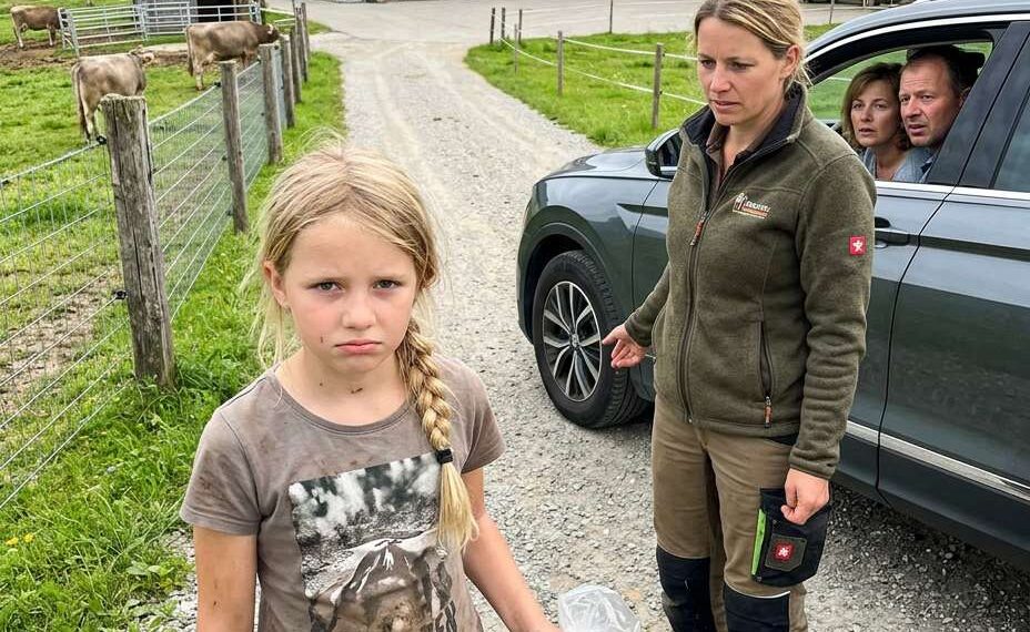Mit 13 Jahren ließ mich meine Mutter mit einem Müllsack auf der Farm meiner Tante zurück – 18 Jahre später wollte mein Vater genau diese Farm meiner Schwester schenken, doch als er den Namen der Eigentümerin sah, verstummte er.