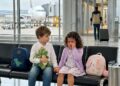 Ich sah, wie eine Frau fünfjährige Zwillinge am Flughafen zurückließ – doch sie ahnte nicht, dass ein Oberst der Bundeswehr alles beobachtete und damit ein unglaubliches Familiengeheimnis aufdeckte.