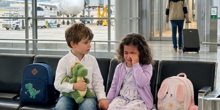 Ich sah, wie eine Frau fünfjährige Zwillinge am Flughafen zurückließ – doch sie ahnte nicht, dass ein Oberst der Bundeswehr alles beobachtete und damit ein unglaubliches Familiengeheimnis aufdeckte.