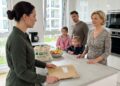 Meine Mutter versprach meinem Bruder drei Schlafzimmer in meinem Haus – doch als mein Mann und meine Töchter auftauchten, enthüllte ein Brief meines verstorbenen Vaters ihre Lügen