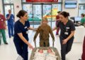 Ein sechsjähriges Mädchen schob seine neugeborenen Zwillingsgeschwister kilometerweit in einer Schubkarre ins Krankenhaus – doch als ihre Mutter erwachte und erfuhr, was geschehen war, brach sie in Tränen aus.