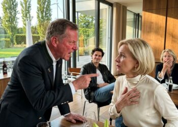 „DU HAST HAUSARREST, BIS DU DICH BEI MEINEM SOHN ENTSCHULDIGST!“ – AM NÄCHSTEN MORGEN WAR ICH WEG