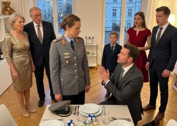 Mein Mann verbot mir, zum Geburtstag unseres Sohnes zu kommen, weil seine reiche Familie sich für mich schämte – doch als sie mich in Uniform sahen, verstummten alle.Bu yanıtı tercih ediyorum