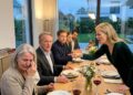 Meine Schwiegertochter warf meine Frau aus ihrer 1,4-Millionen-Euro-Villa – doch dann standen 19 Gäste auf und gingen mit uns!