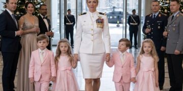 Acht Jahre lang verleugnete mein Ex-Mann unsere vier Kinder – doch als ich mit ihnen im Militärhubschrauber zu seiner Weihnachtsfeier kam, brach seine Welt zusammen