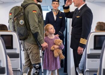 Ein reicher Geschäftsmann wollte uns aus der ersten Klasse verdrängen – doch als der Kapitän meinen Namen erkannte, salutierte er vor allen Passagieren!