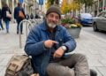 Mein Restaurantleiter warf mich auf die Straße, weil ich wie ein Obdachloser aussah – doch was ich kurz davor entdeckte, brachte mich dazu, sofort die Polizei zu rufen!