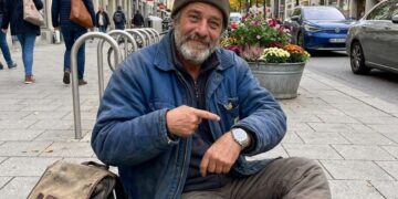 Mein Restaurantleiter warf mich auf die Straße, weil ich wie ein Obdachloser aussah – doch was ich kurz davor entdeckte, brachte mich dazu, sofort die Polizei zu rufen!