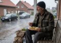 Ich ließ einen obdachlosen alten Mann auf meiner Veranda schlafen – doch was er unter meiner Fußmatte hinterließ, veränderte mein Leben für immer