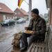 Ich ließ einen obdachlosen alten Mann auf meiner Veranda schlafen – doch was er unter meiner Fußmatte hinterließ, veränderte mein Leben für immer